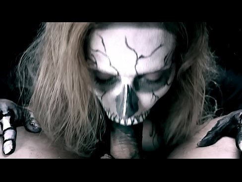 ❤️ Rapariga demoníaca a chupar pilas com a sua boca negra e a engolir esperma. Porno duro em pt.tube-sexer-com.ru