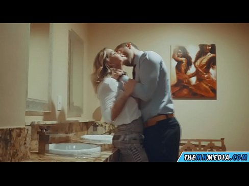 ❤️ Quando uma loira peituda o seduz numa casa de banho pública Porno duro em pt.tube-sexer-com.ru